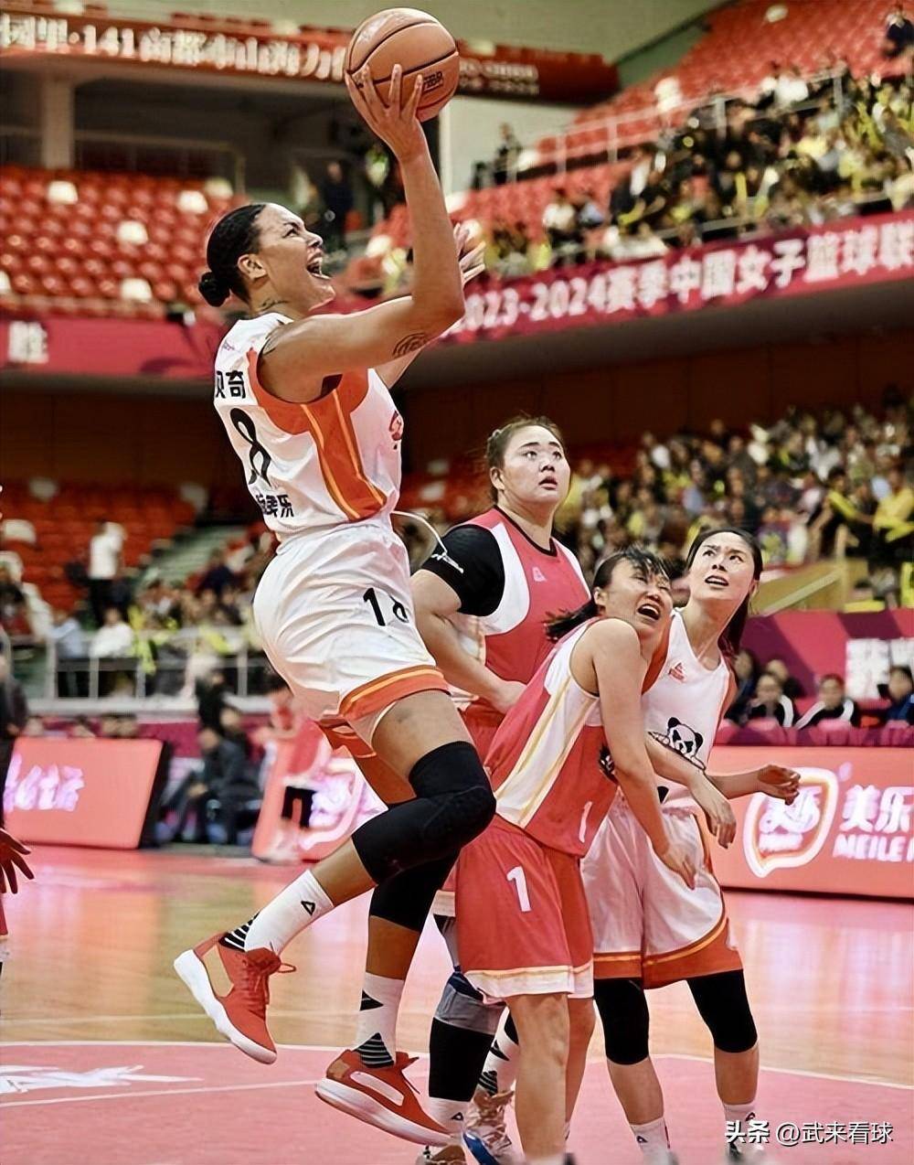 包含福建女篮客场大胜新疆队，追赶榜首位置的词条