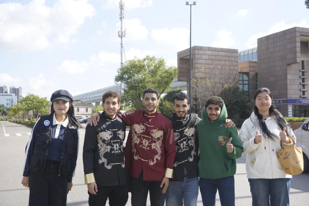 精彩表现！运动员在操场上大放异彩