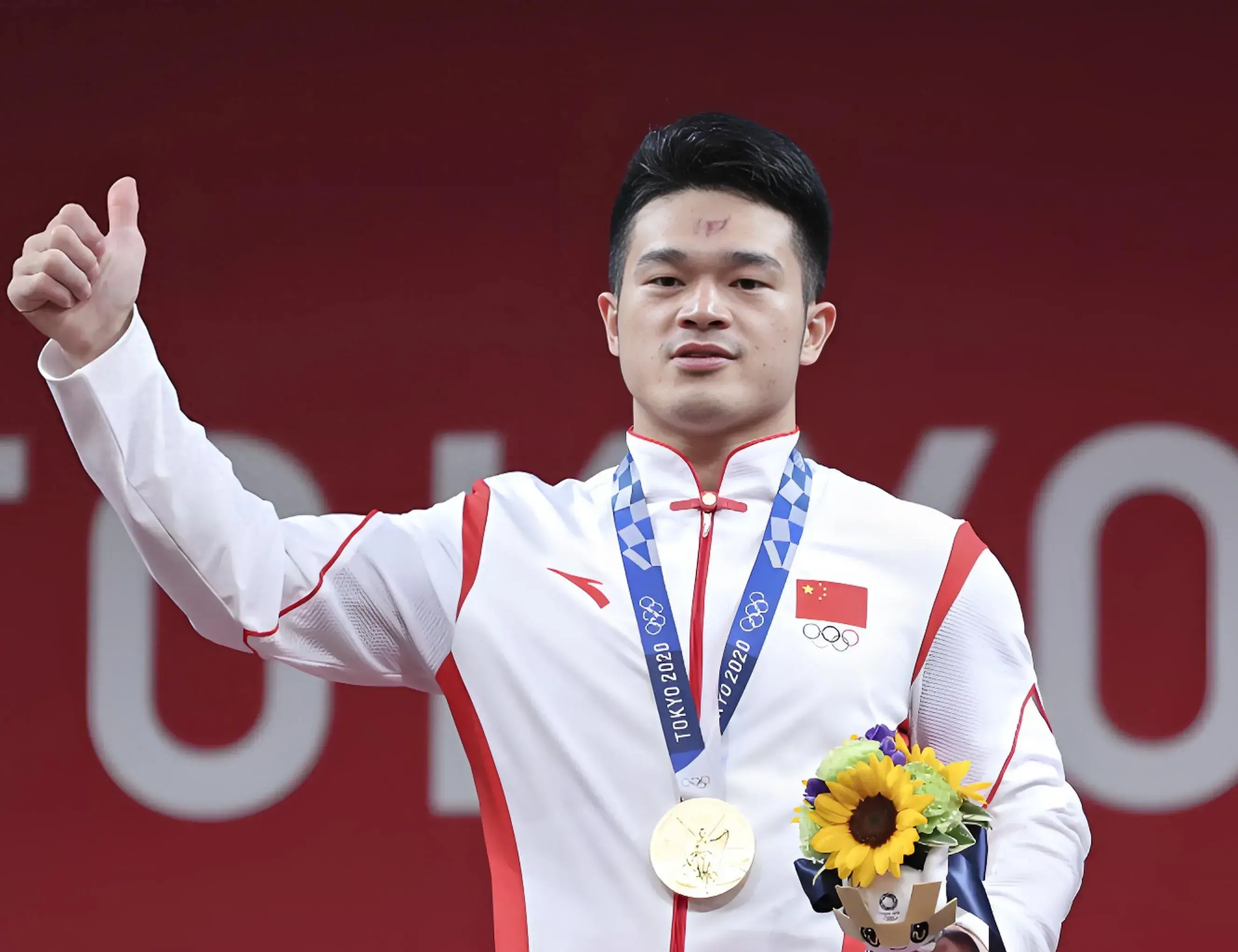 激烈角逐！运动员在比赛中斗智斗勇