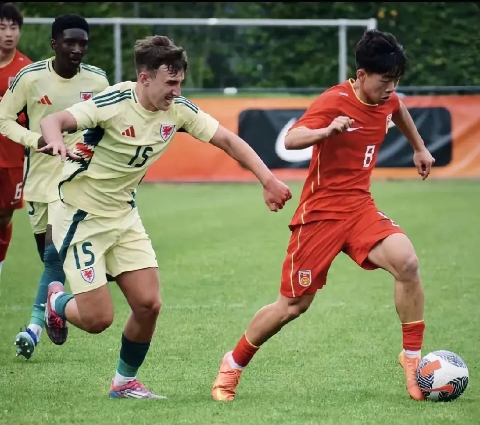 足球明星集结,上演精彩对决 足球明星集结,上演精彩对决