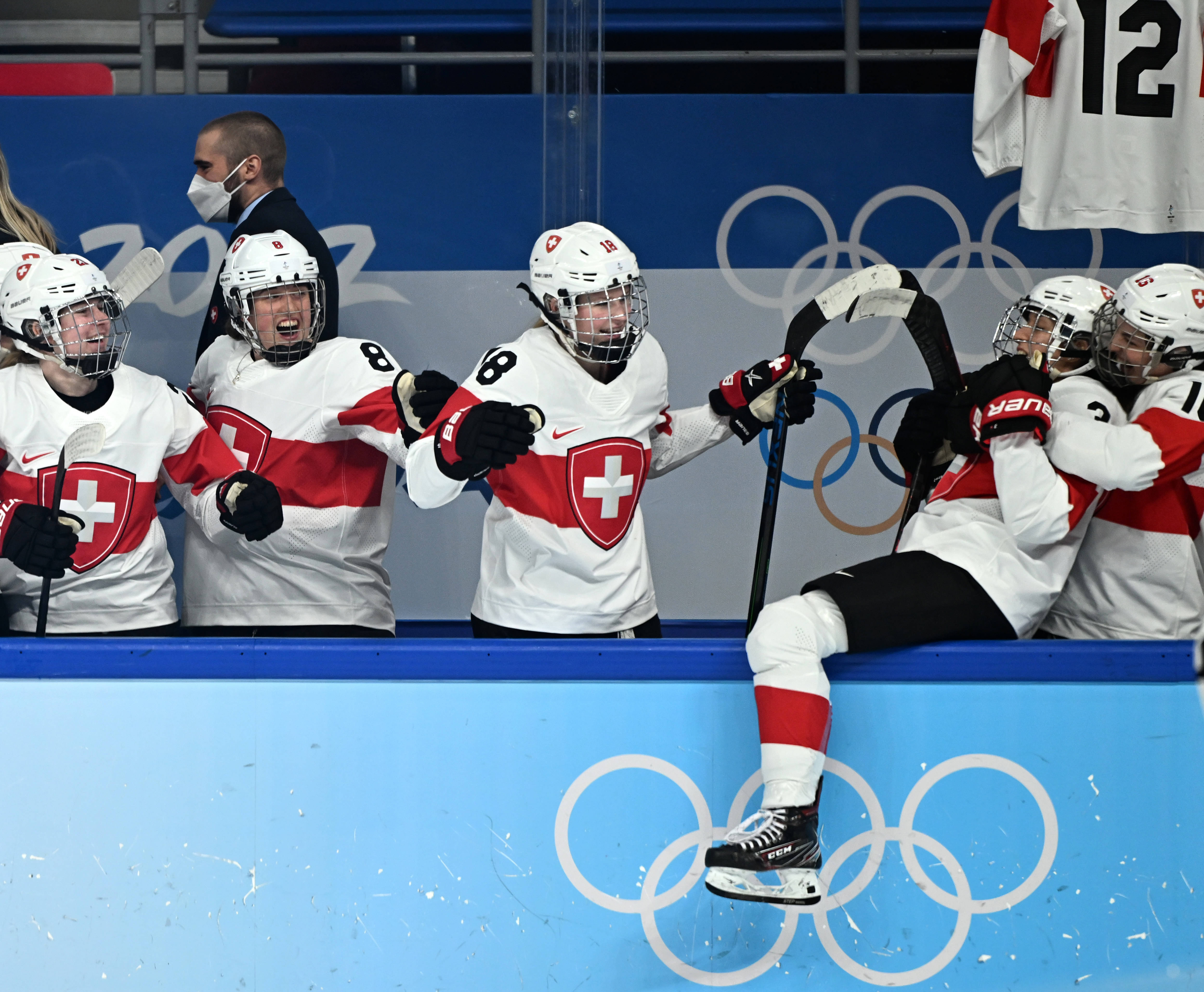 冰球比赛高潮迭起!瑞典队逆袭夺冠! 冰球比赛高潮迭起!瑞典队逆袭夺冠!