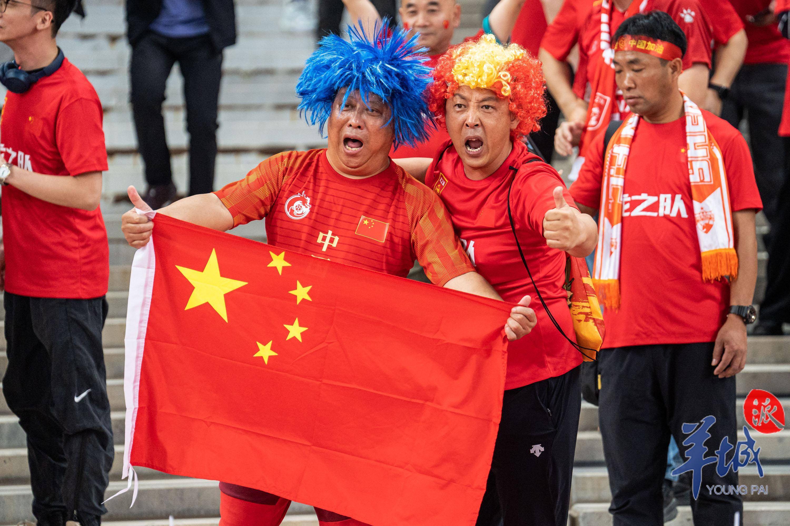场边球迷呐喊助威的热情不减