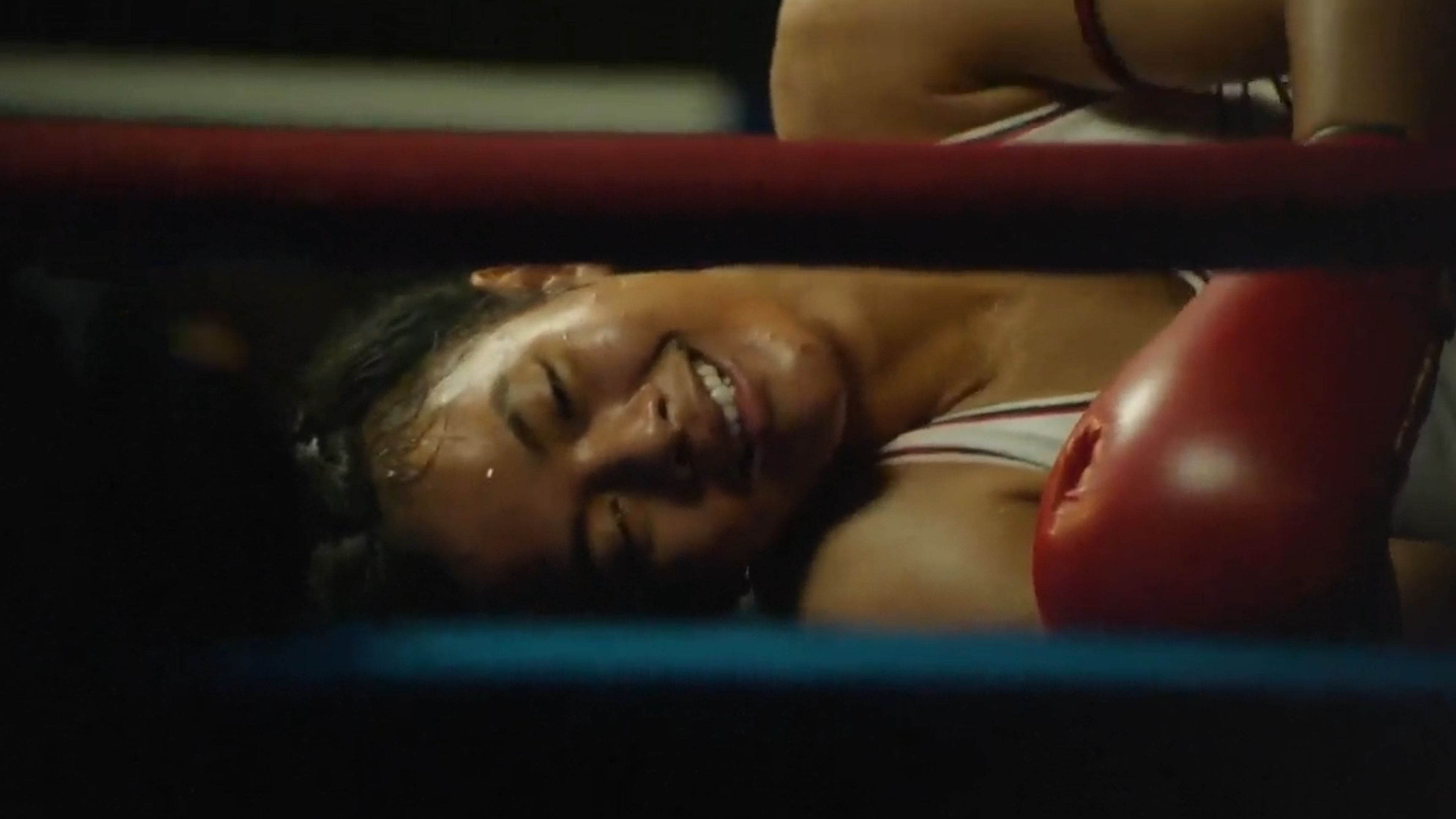 泰国选手充满活力，赢得拳击比赛胜利