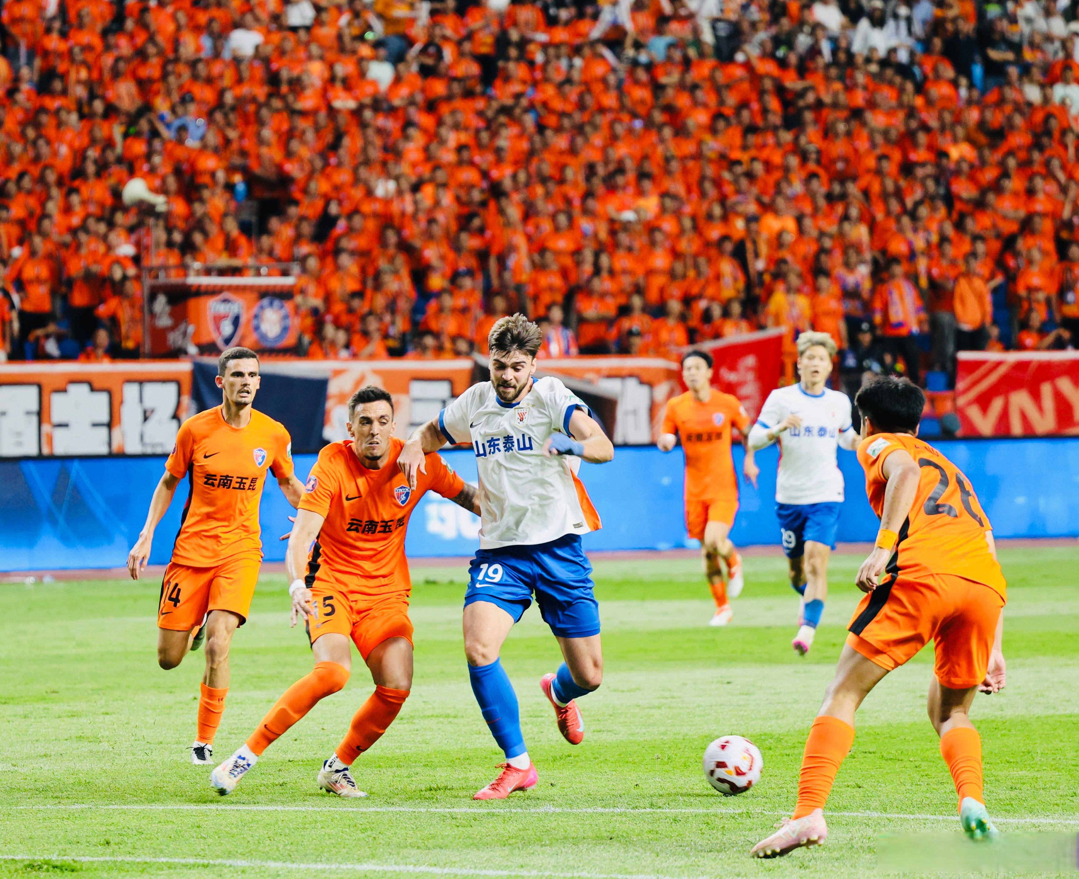 激烈比赛即将展开，双方备战充分