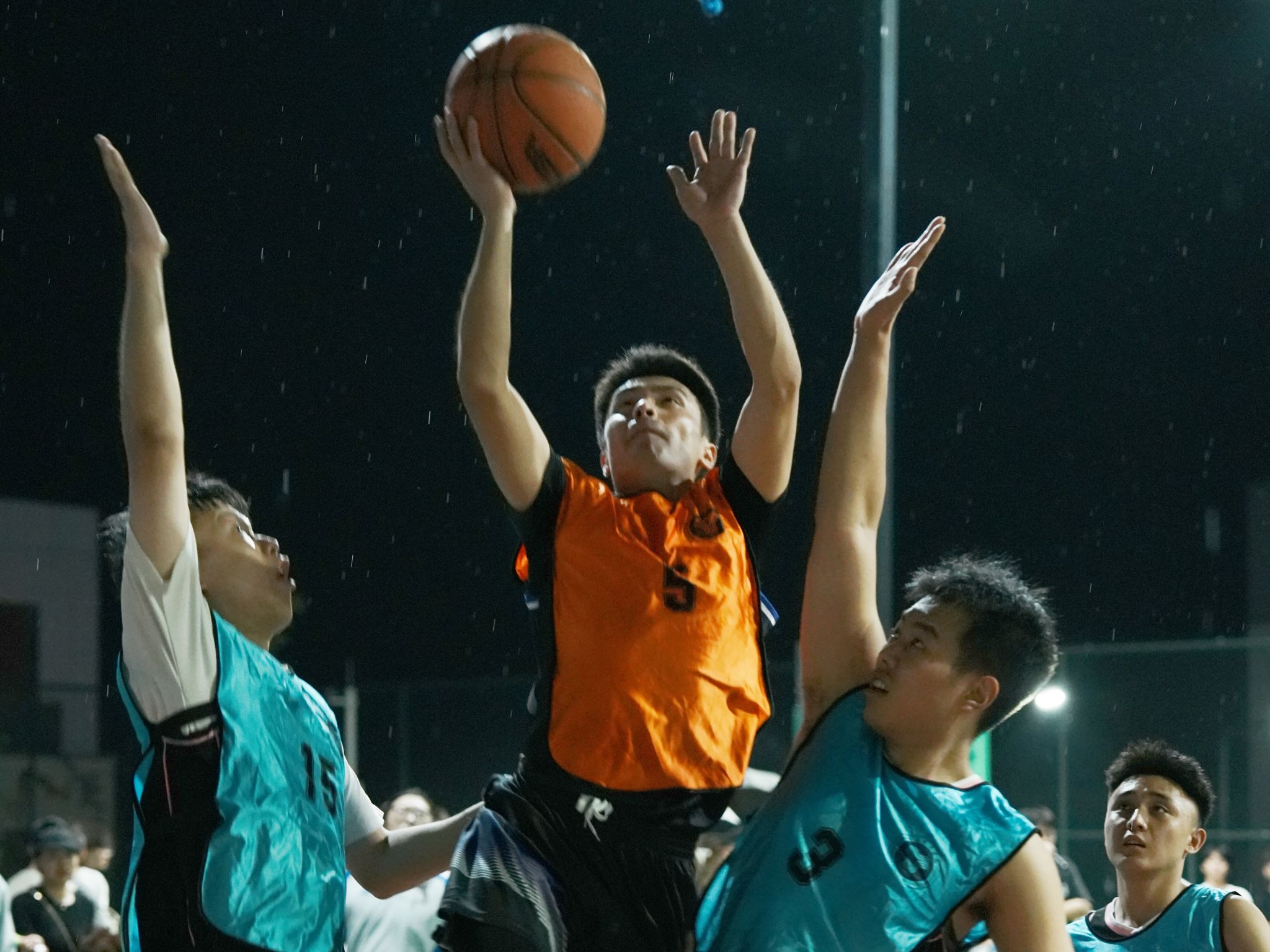 力量碰撞，球队拼尽全力争夺胜利宝座