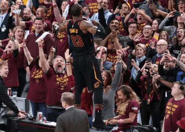 罗马球迷狂欢庆祝胜利,守土之战取得关键胜利 罗马球迷狂欢庆祝胜利,守土之战取得关键胜利