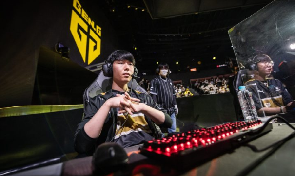 EG险胜FNC，Keria拿下关键大龙宿敌对决入围赛，引爆全场热议