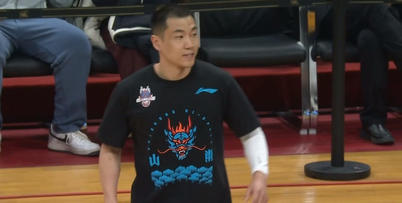 山东队在场上展现出色表现，在比赛中获胜的简单介绍