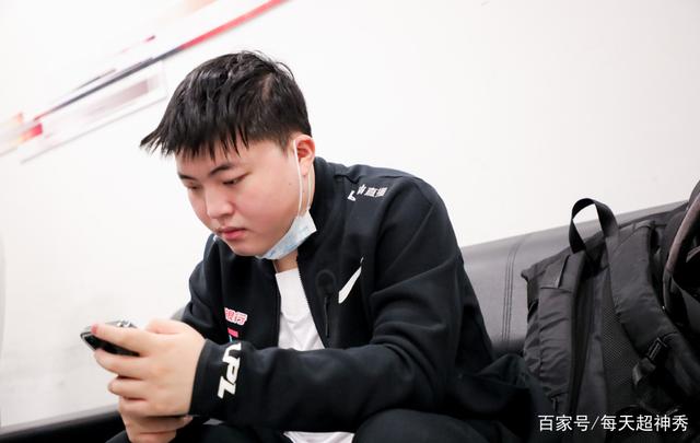 KT力克BRO,Chovy极限生还后反打峡谷大战全球总决赛,让粉丝疯狂欢呼 KT力克BRO,Chovy极限生还后反打峡谷大战全球总决赛,让粉丝疯狂欢呼