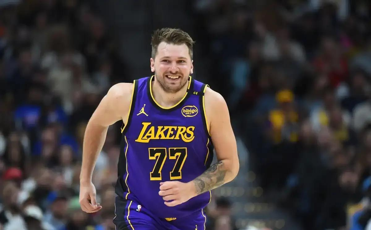 包含雄鹿签下后卫雷吉-杰克逊,加强防守端的词条 包含雄鹿签下后卫雷吉-杰克逊,加强防守端的词条