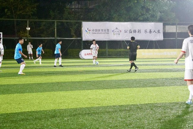 经典足球对决成为城市一道风景线